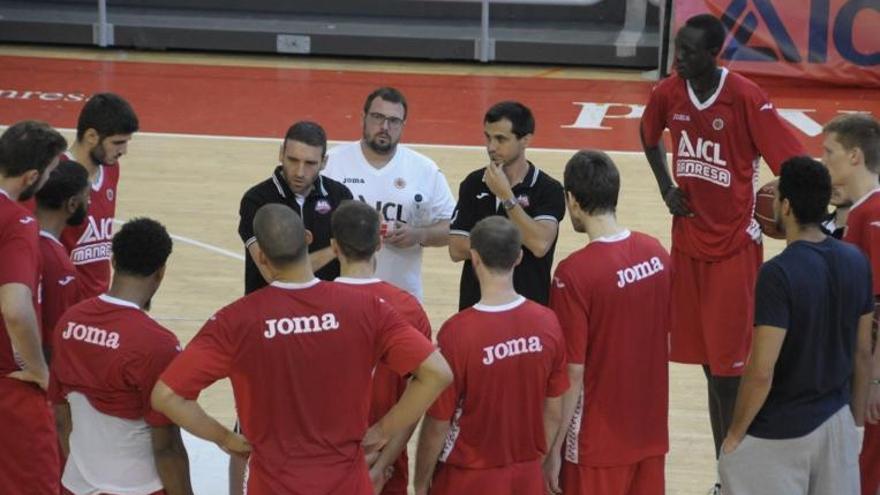 Els jugadors i els tècnics de l&#039;ICL Manresa, abans de la trobada amb els mitjans.