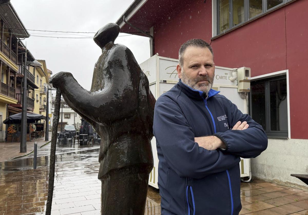 José Manuel Abeledo junto al monumento al pastor, en Benia.