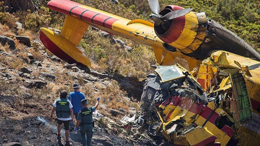 La Guardia Civil en el lugar donde se accidentó el hidroavión en el concello de Lobios.