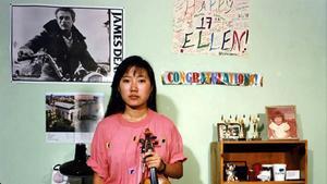 Una foto de Adrienne Salinger, de la serie de aolescentes en su habitación.