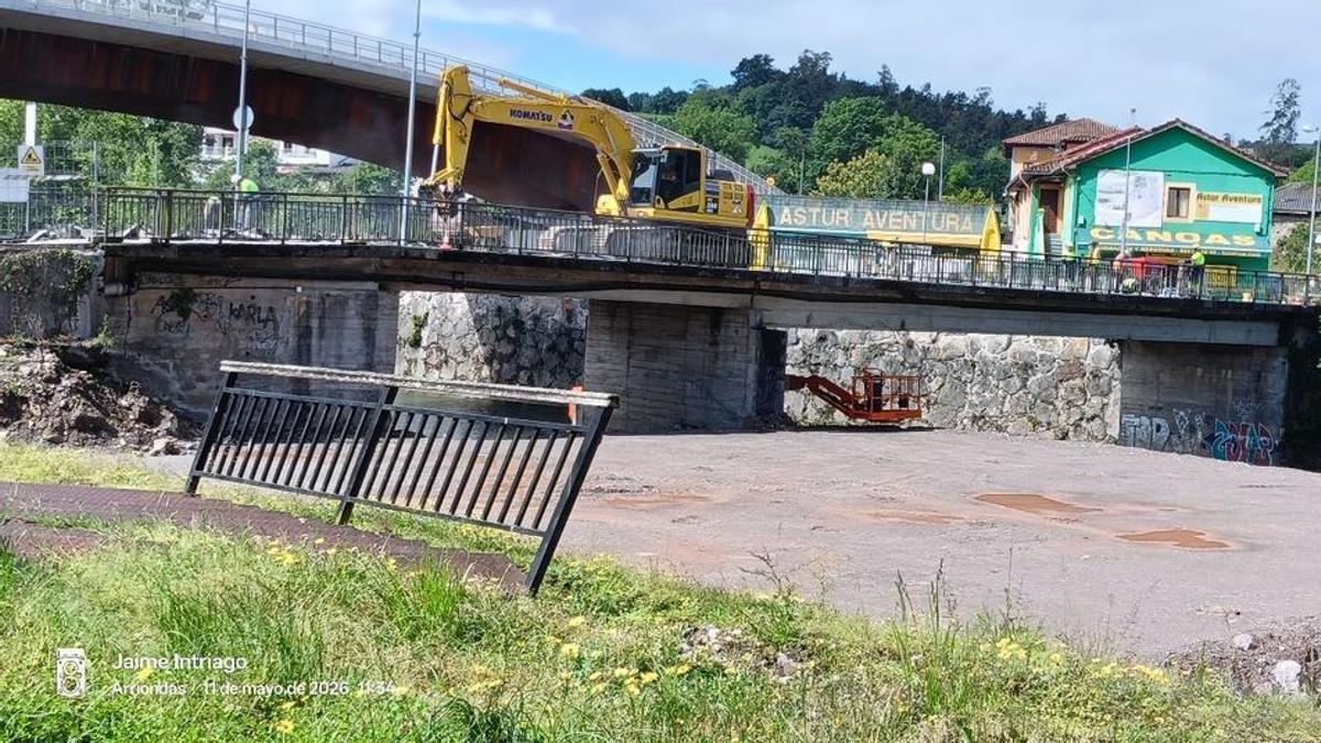 Comienza el derribo del viejo puente sobre el río Piloña, en Arriondas