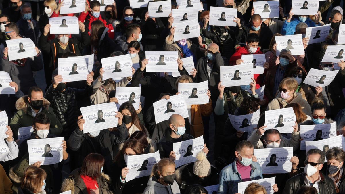 Multitudinaria concentración en Traspinedo en apoyo a la familia de Esther López