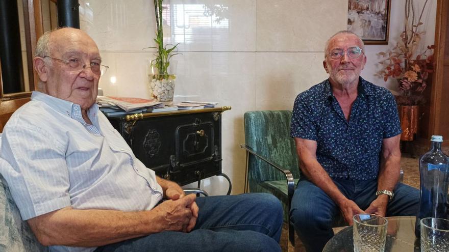 Els escriptors Josep Valls i Joan Ferrerós en una trobada a l’Hotel Duran.
