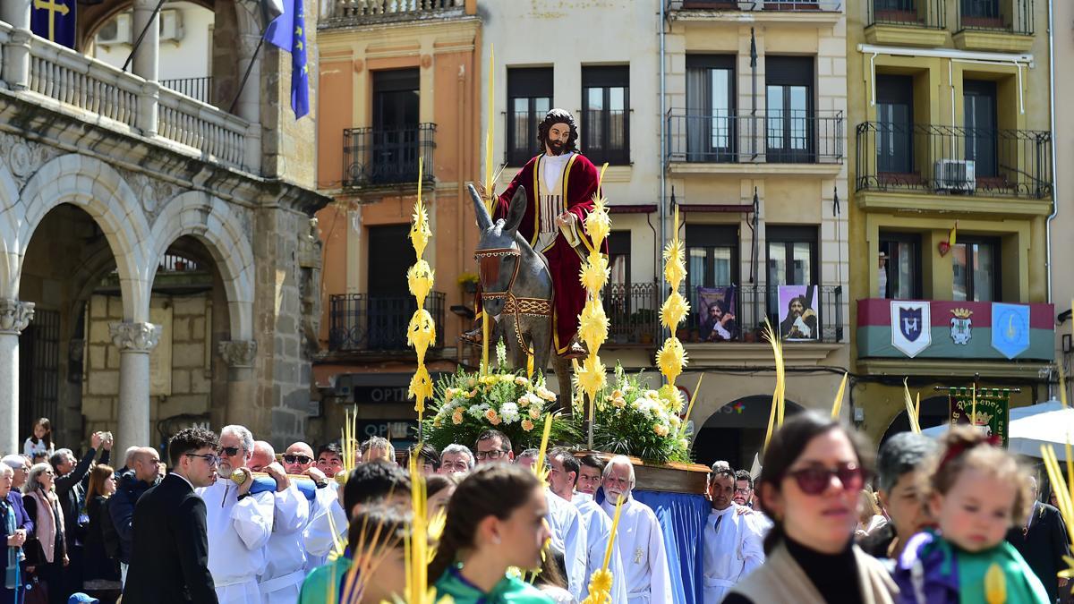 Fotogalería | Domingo de Ramos en Plasencia: Así fue la procesión de la Borriquita