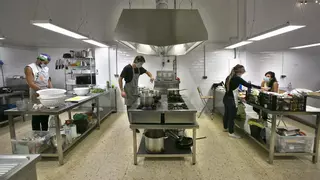 Nuevo varapalo judicial a Almeida: sendas sentencias anulan la licencia de dos cocinas fantasma