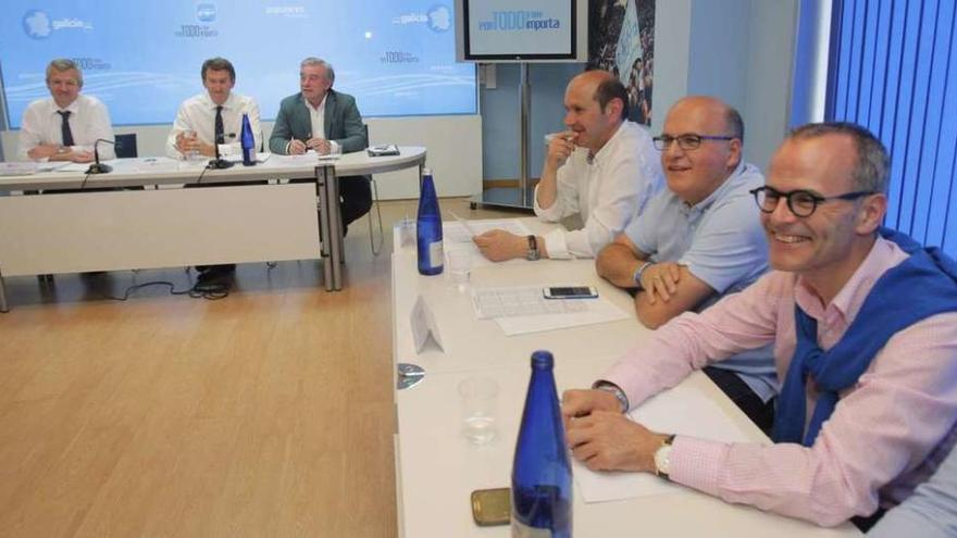 Alfonso Rueda, Feijóo, José Manuel Barreiro, Rafel Louzán, José Manuel Baltar y Jesús Vázquez, ayer, en el comité de dirección.