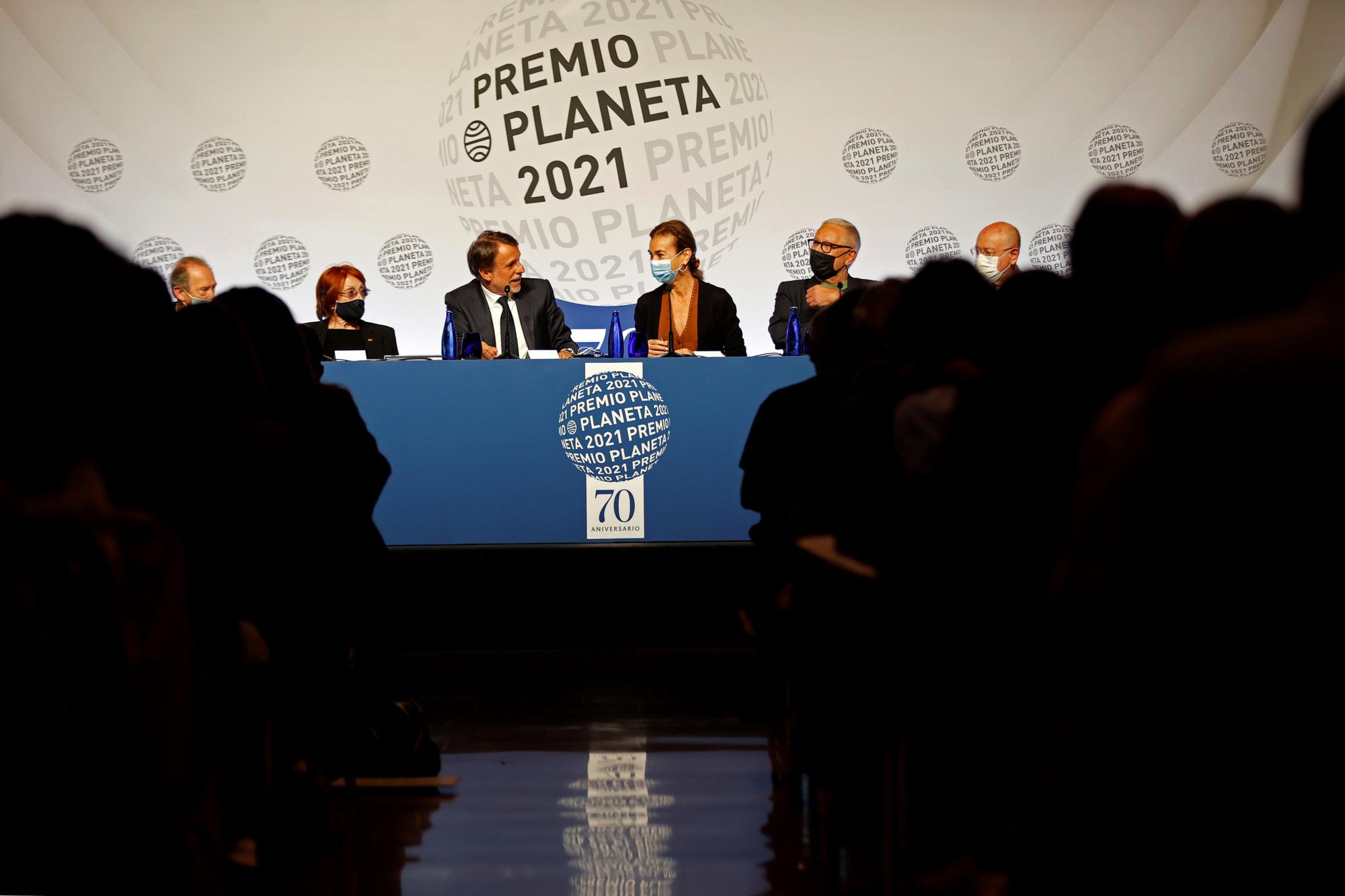 El presidente del Grupo Planeta, José Creuheras, junto a Rosa Regás, Carmen Posadas y el resto del jurado de la 70 edición del Premio Planeta de Novela.