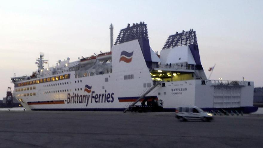 Un barco de Brittany Ferries en el puerto de Gijón // M. León