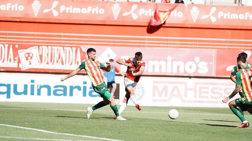 Calavera presiona al jugador del Real Murcia Arnau Ortiz en un lance del juego.