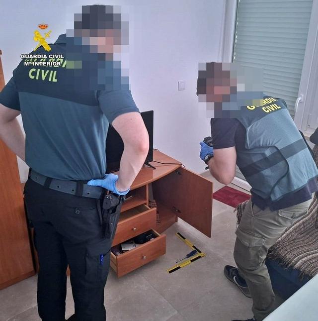 Agentes inspeccionan una de las viviendas afectadas por los robos.