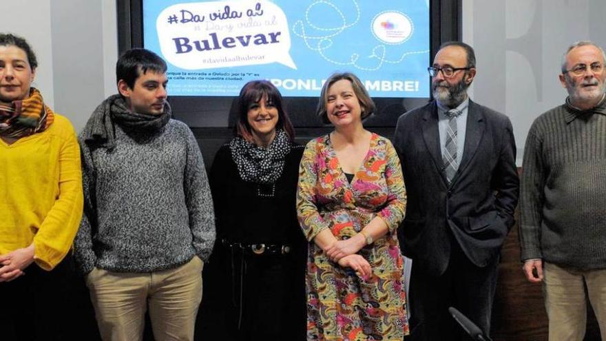 Cristina Pontón, Ignacio Fernández del Páramo, Belén González, Ana Taboada, Xosé Bermeyu y Antonio González, ayer en el Ayuntamiento.