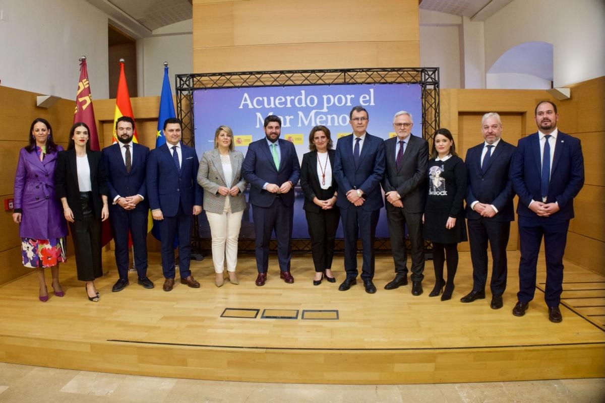 Los alcaldes de los diez ayuntamientos de la cuenca vertiente de la laguna salada también han firmado el protocolo.