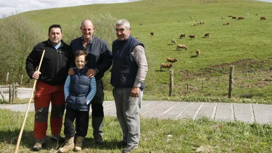 Los ganaderos Armando Gutiérrez, Manuel Melendi, el pequeño Pedro y Gonzalo Peruyero, ayer, en Monte Cayón.