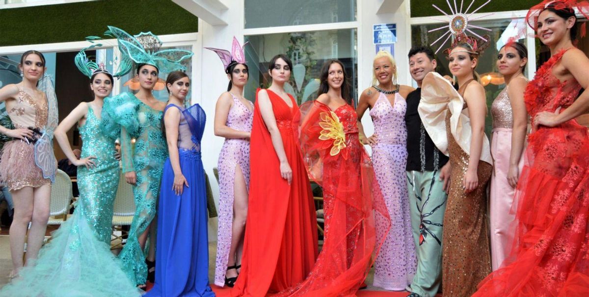 La Pasarela Meiga. Lleno total de público en el corazón de Vigo para asistir al espectáculo mágico de la moda. Raquel Gamallo (raquelgamallorivero@gmail.com), presentadora y organizadora de eventos (5ª dcha.), fue quien desarrolló la Pasarela Meiga, celebrada en el lunch&drinks Cañaveral de la Puerta del Sol. ¿Objetivo? Potenciar la actividad del comercio y diseño local. Todos los participantes tienen su tienda en el centro de Vigo salvo Fran Elegance, que es diseñador y tiene su taller en el Calvario. Estas que veis llevaron prendas de Saima Shop, Talla Telas África (Mor, su dueño, es también diseñador) , Montglamour&Kids, Anna Lovely Clothes y Fran Elegance. Buen trabajo el de Raquel.