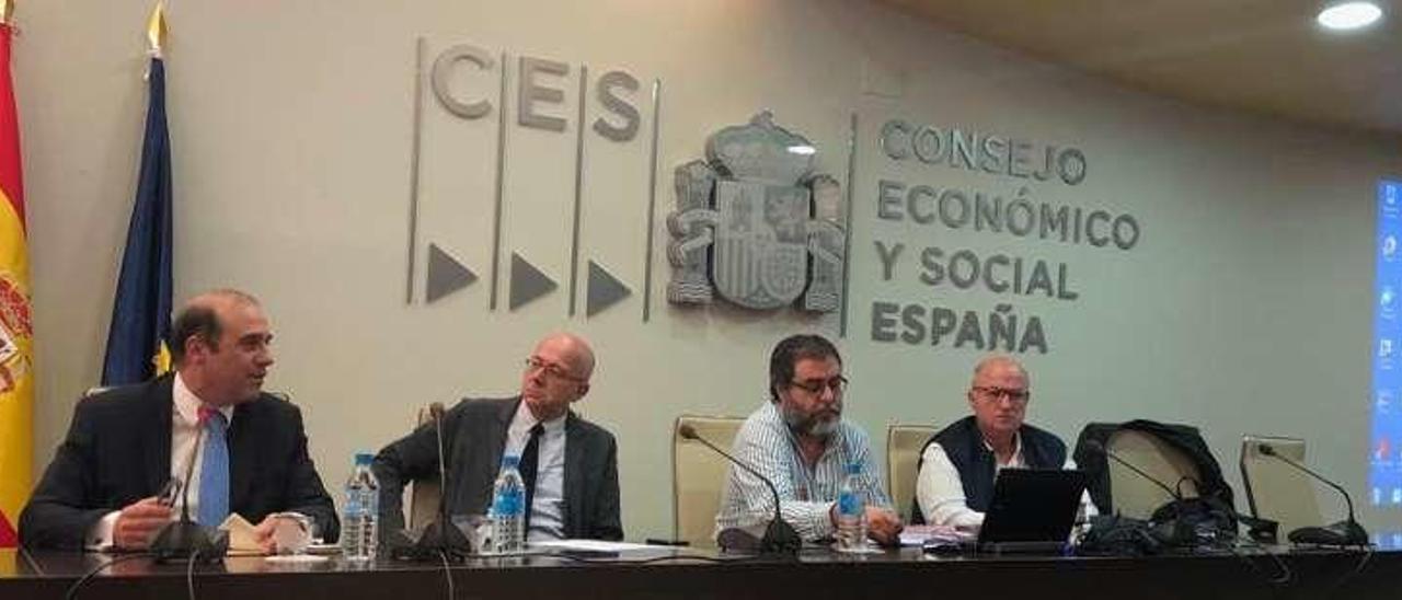 Asistentes a la jornada celebrada ayer en la sede del Consejo Económico y Social (CES). // CETM