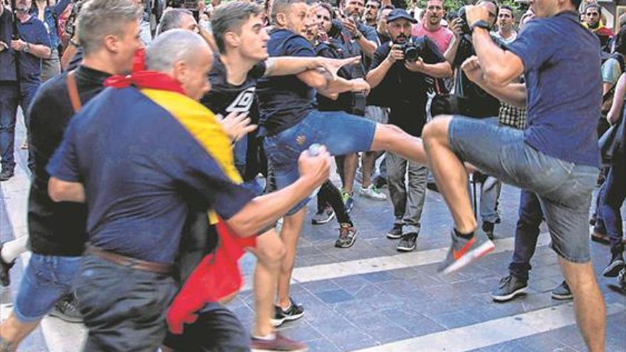 La Fiscalía investiga las agresiones ultras en la marcha del 9 d’Octubre