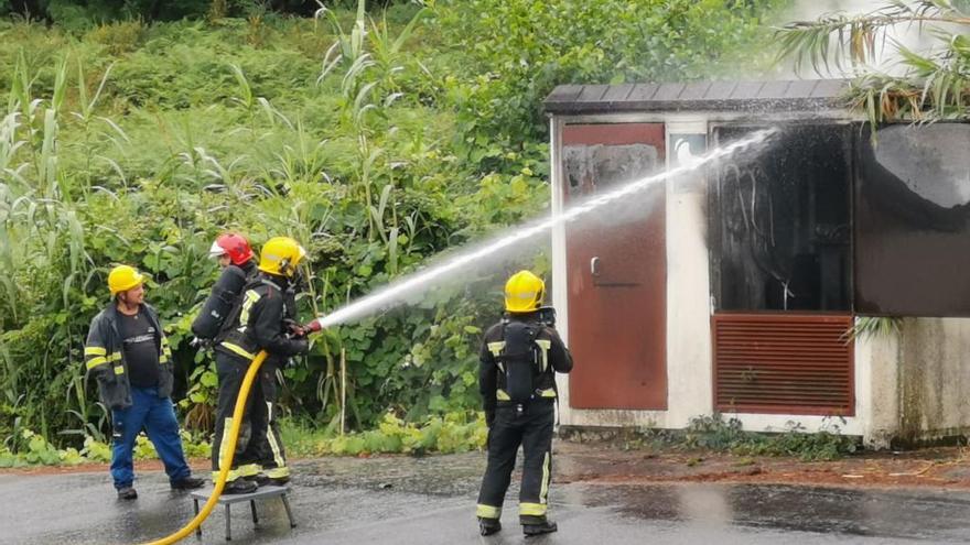 Los Bomberos tratan de sofocar el incendio