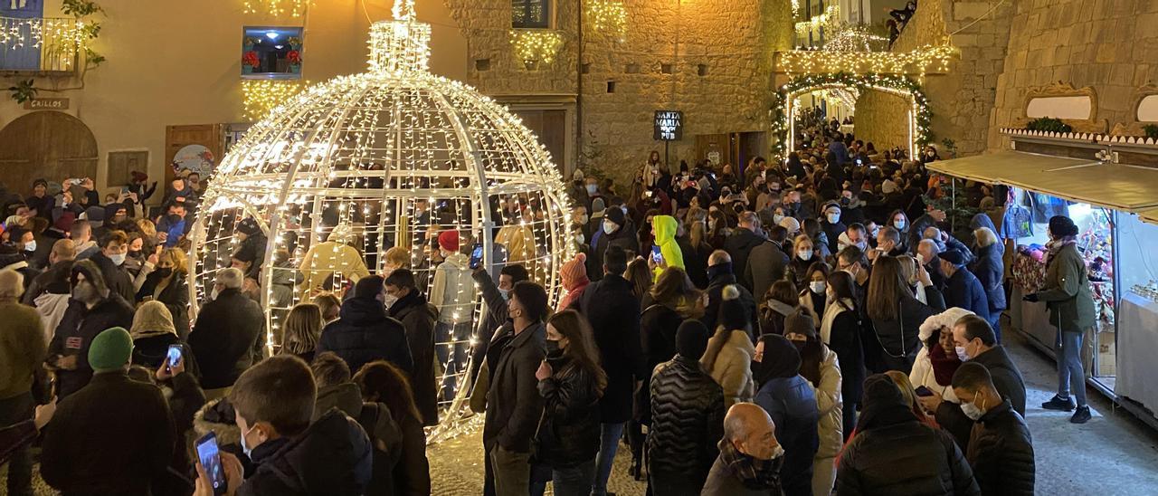 Miles de turistas han visitado durante esta Navidad la plaza Santa María de Peñíscola para dejarse cautivar por el alumbrado navideño de Ferrero Rocher.