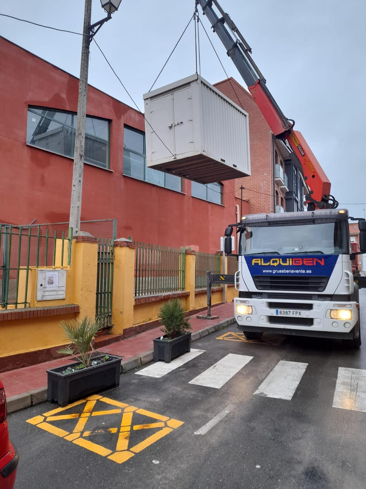 Un camión retira la caseta-contenedor con el depósito de gasoil municipal que ha calentado el Fernando II durante dos años.