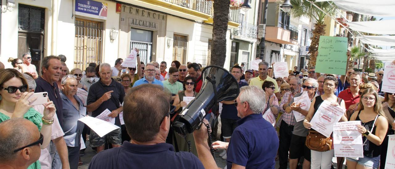 Los vecinos de la Marjaleria protestan por la plaga de mosquitos