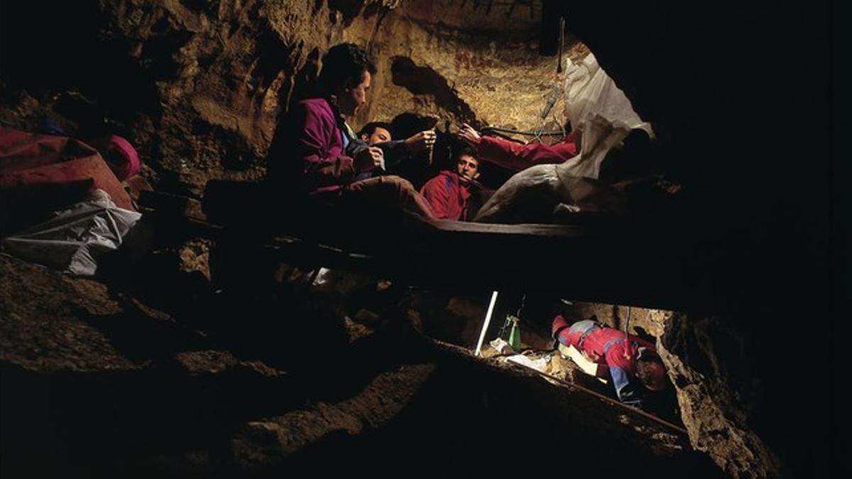 Trabajos de excavación en el yacimiento de la Sima de los Huesos, en Atapuerca, en los años 90