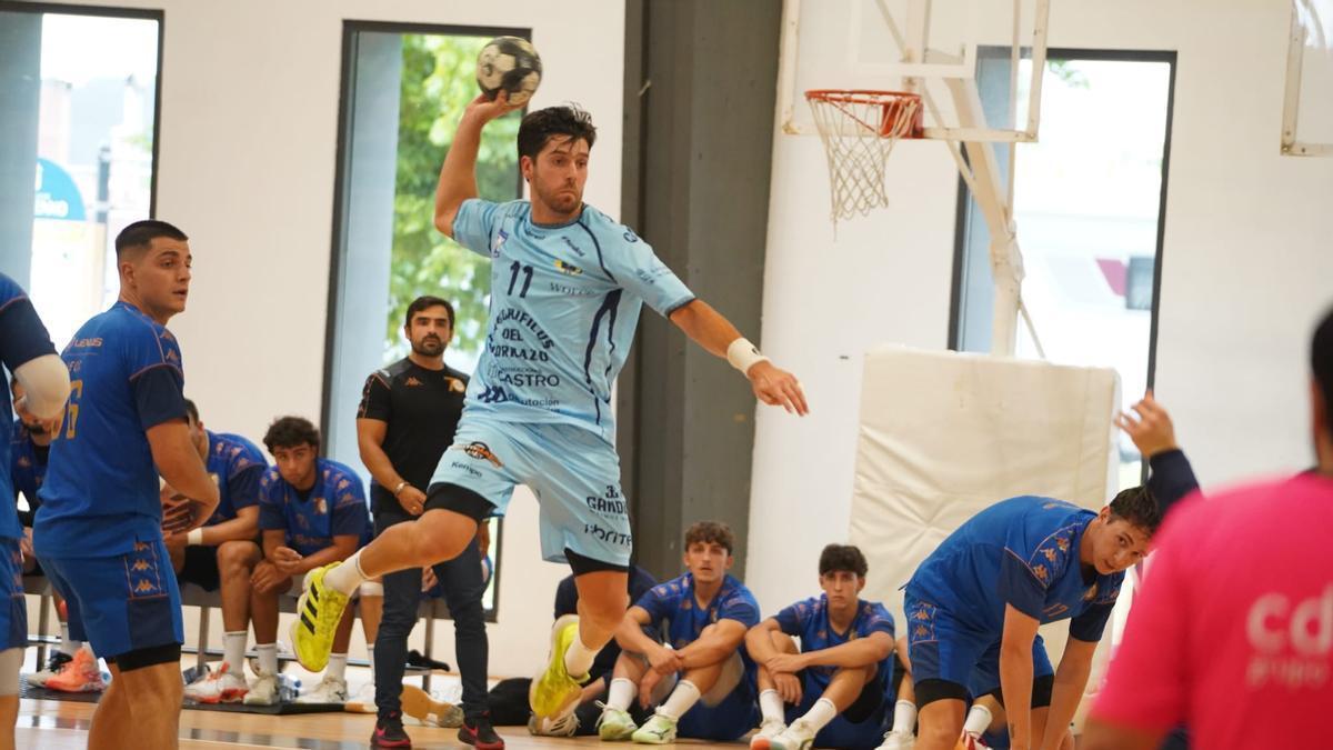 Samu Pereiro lanza a puerta en el amistoso entre el Frigoríficos y el Ademar disputado en Sanxenxo.