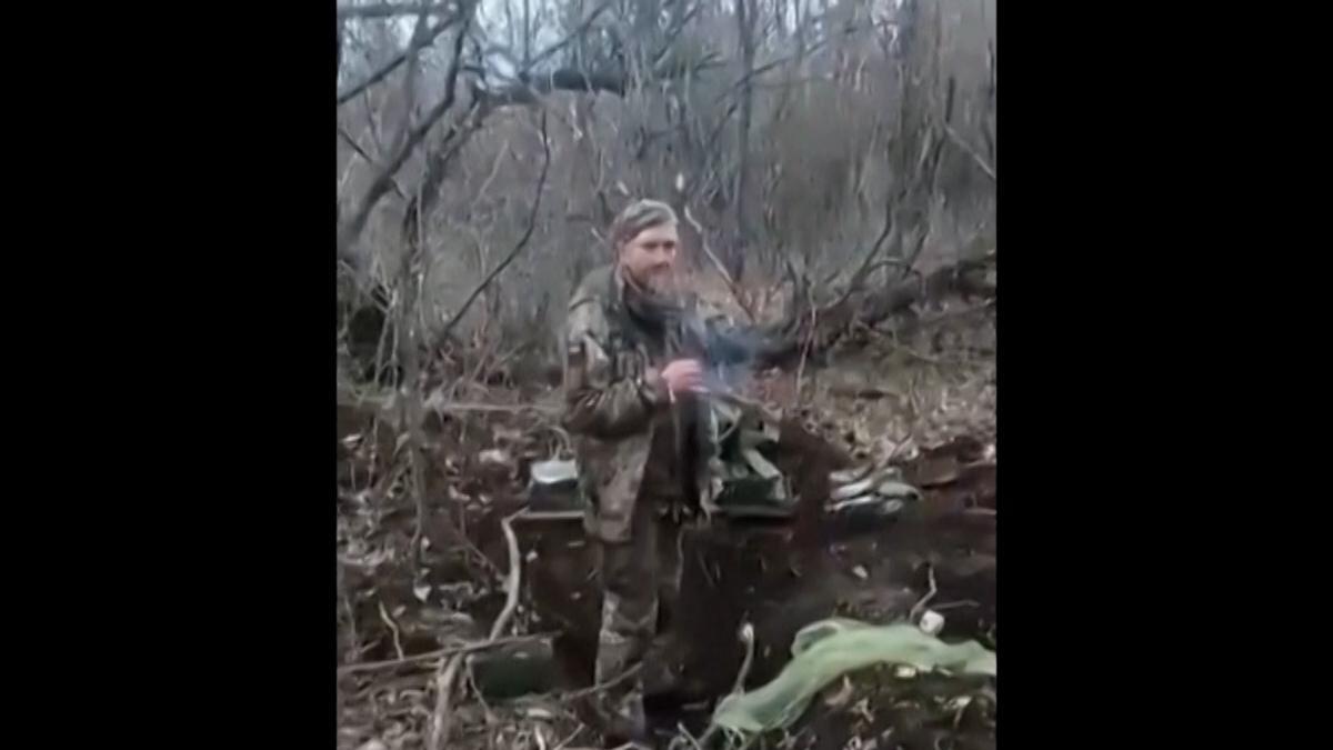 Este es el momento que los soldado rusos matan a un soldado ucraniano por decir Gloria Ucrania