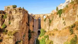 La ciudad partida en dos por un tajo de 100 metros donde comer "el mejor rabo de toro de España"