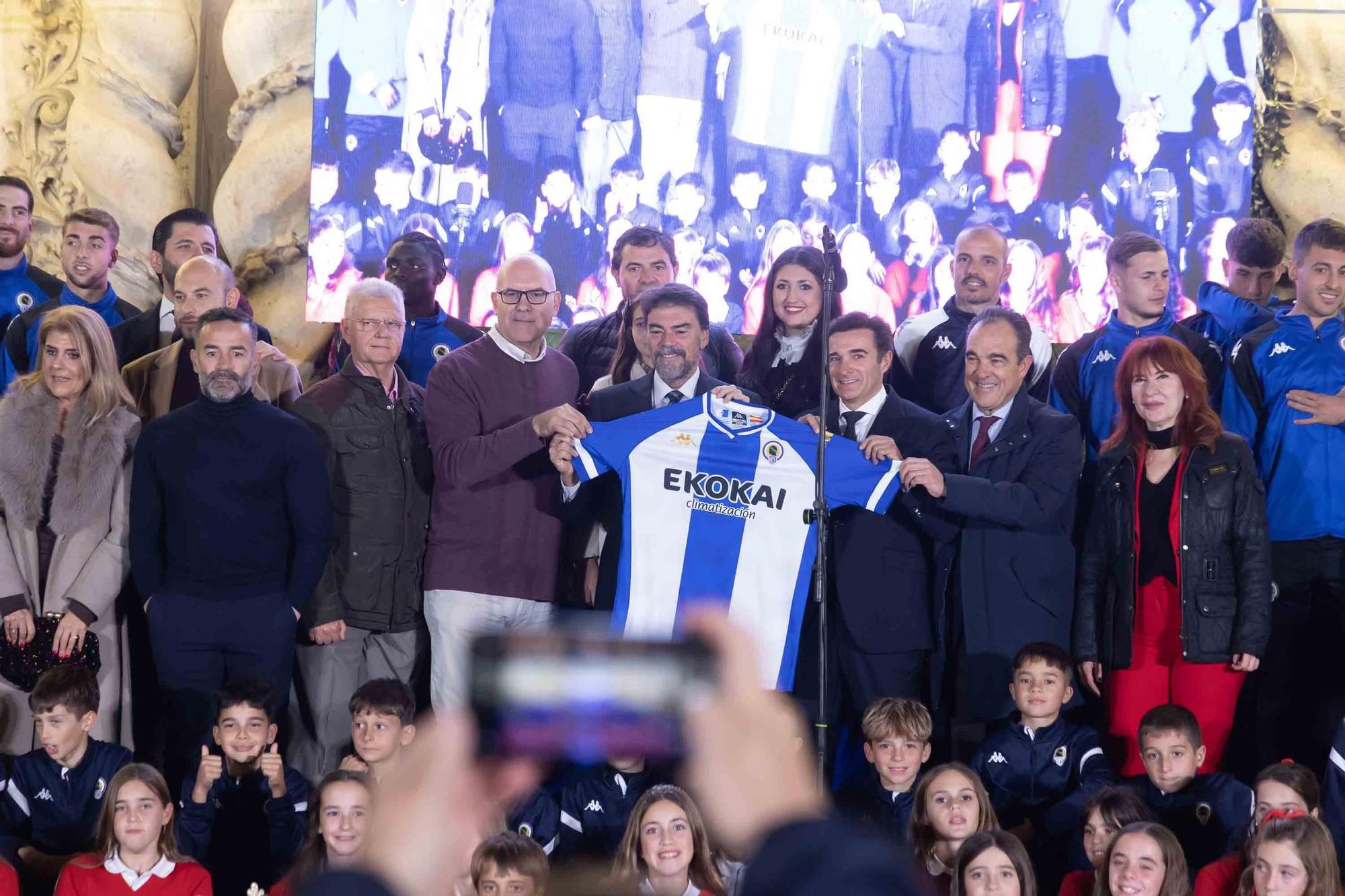 El Hércules interpreta el tradicional villancico junto al coro de los Jesuitas en la plaza del Ayuntamiento de Alicante.