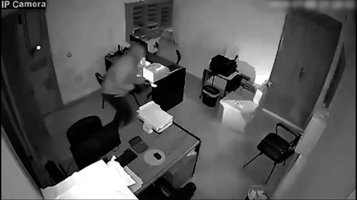 Imagen captada por una cámara de seguridad de uno de los momentos del robo.