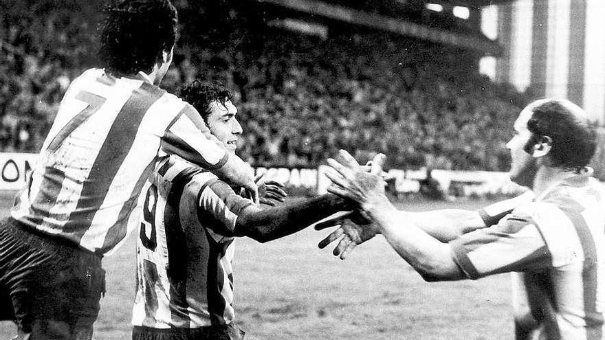 Morán, Quini y Tati Valdés celebran un gol del Sporting.