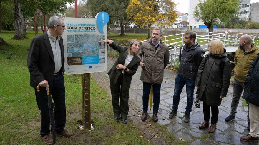 Pola esquerda, o alcalde de Carballo, Evencio Ferrero, e a conselleira Ethel Vázquez, onte xunto ó panel colocado xunto ó río Anllóns