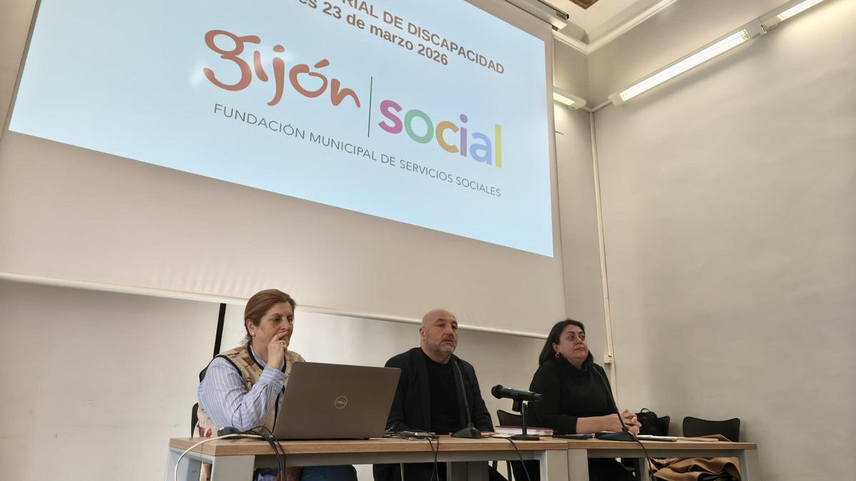 El concejal Guzmán Pendás entre la jefa de división de Promoción Social, Teresa Álvarez Carrió, y la vicesecreteria municipal, Amada Corcés.