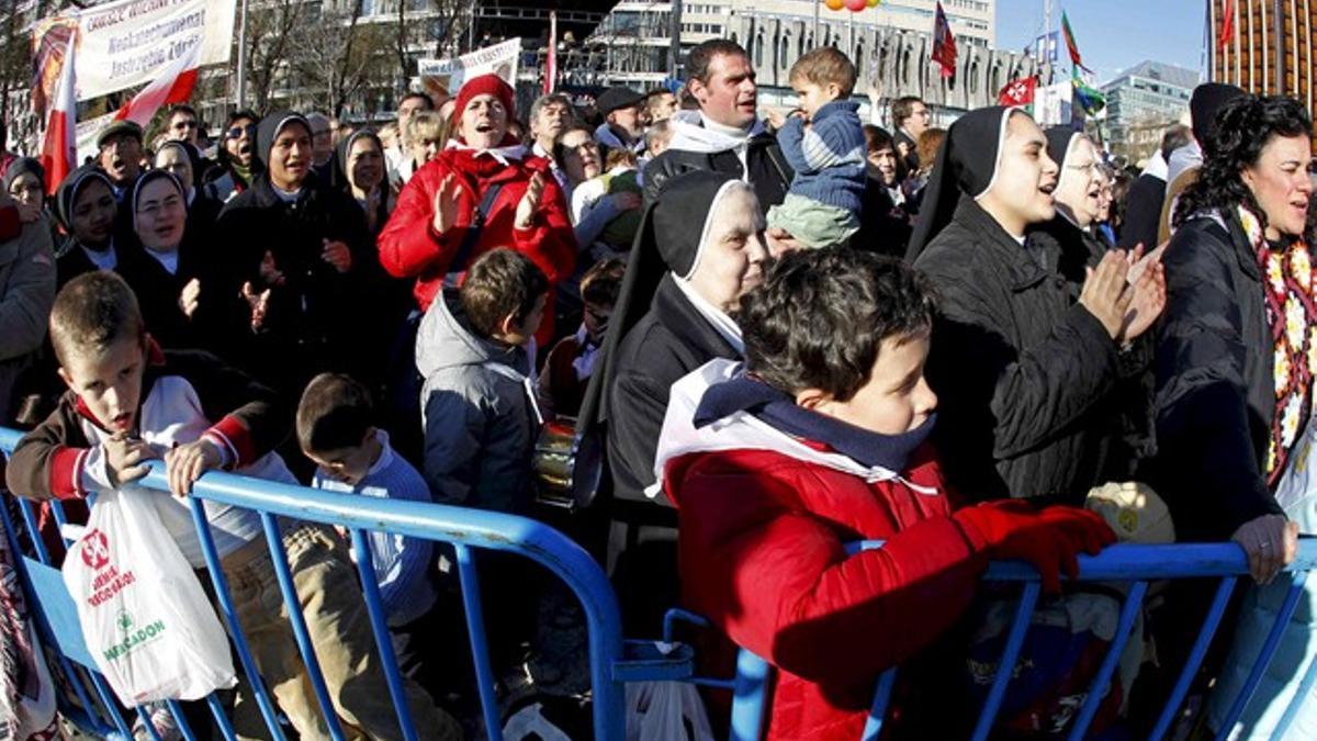 Algunos de los asistentes a la Misa de las Familias, este domingo, en la plaza de Colón de Madrid.