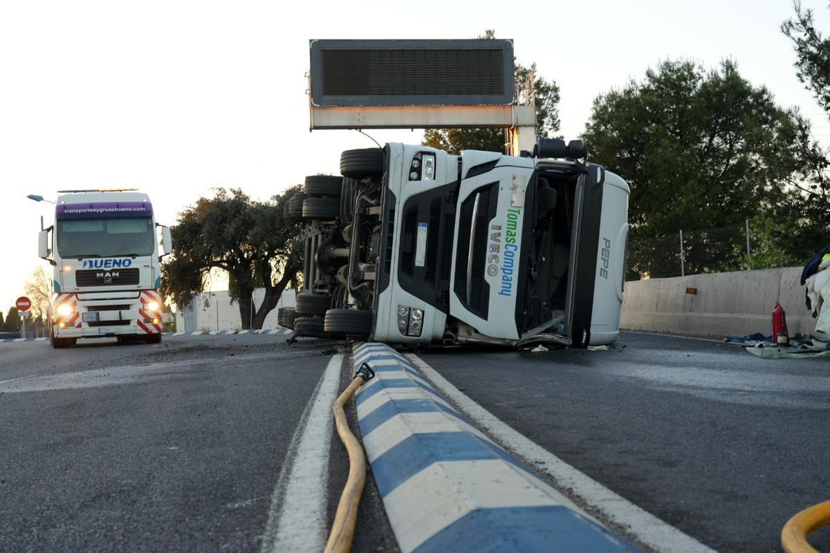 El vehículo accidentado en la AP-7 en el término municipal de Castelló.