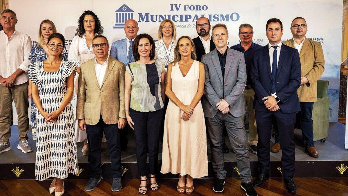 Alcaldes y concejales protagonistas del IV Foro de Municipalismo, junto a la vicepresidenta de la DPZ, responsables de EL PERIÓDICO DE ARAGÓN, Aqualia y Caja Rural de Aragón.