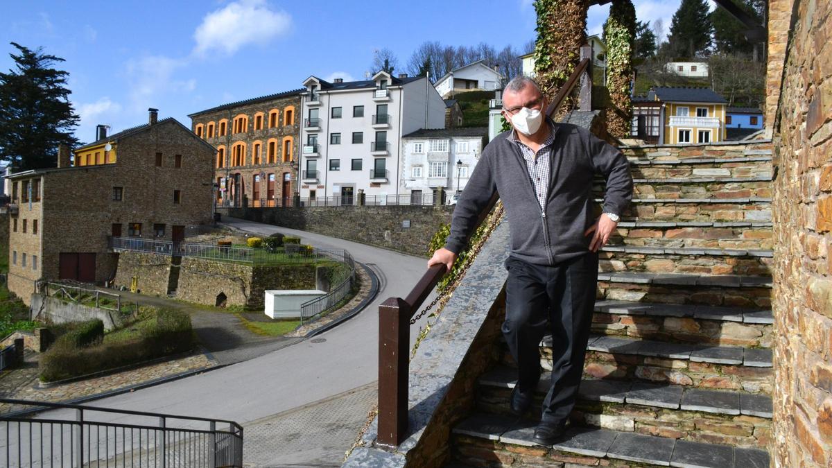 Pedro Martínez, en las escaleras de su hotel restaurante Casa Pedro en Santa Eulalia de Oscos.