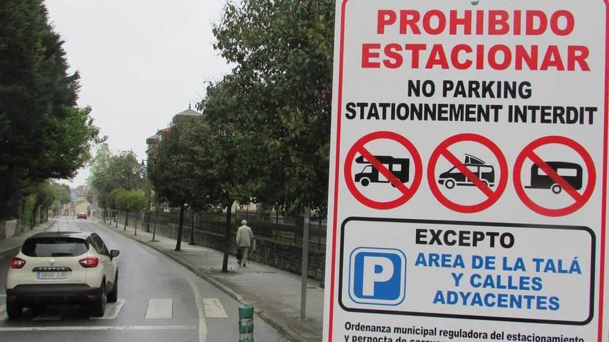 Señal de prohibido aparcar autocaravanas colocada en la rotonda de El Rinconín, en Llanes.