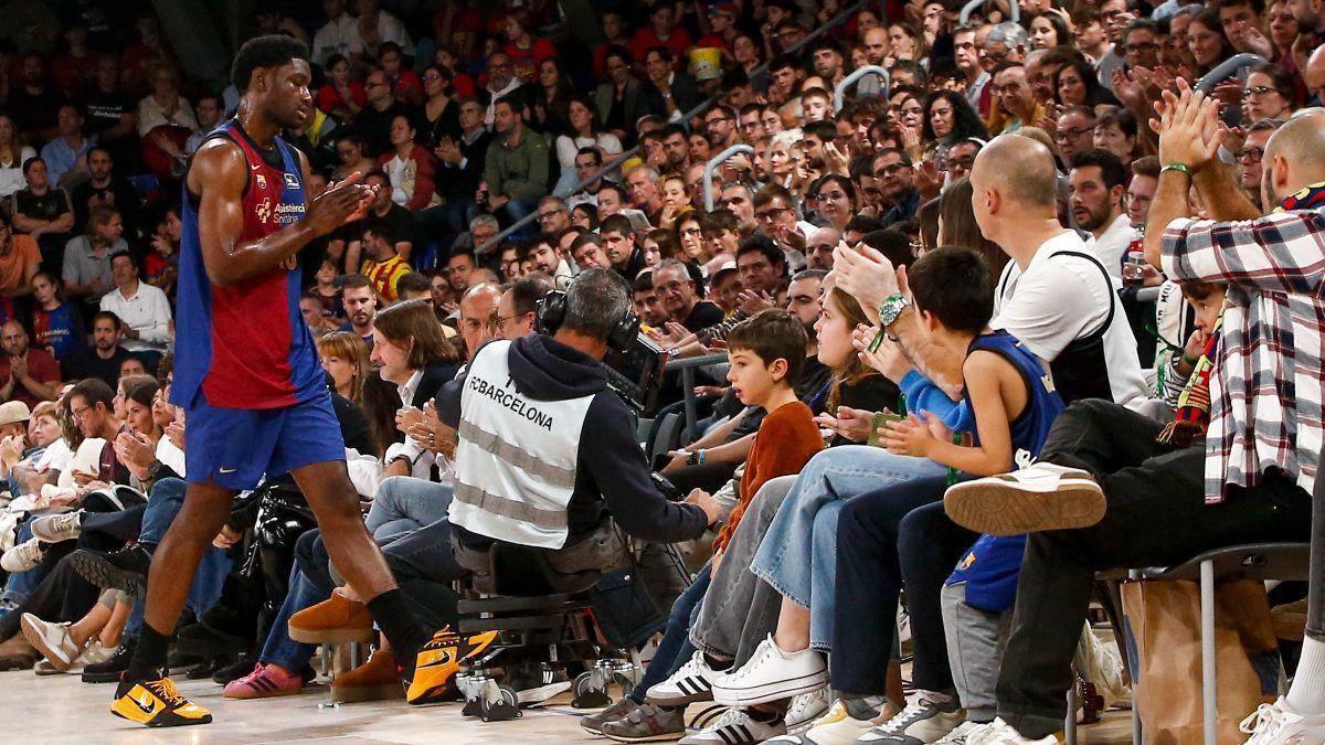 Metu, dirigiéndose a vestuarios tras lesionarse ante Valencia Basket