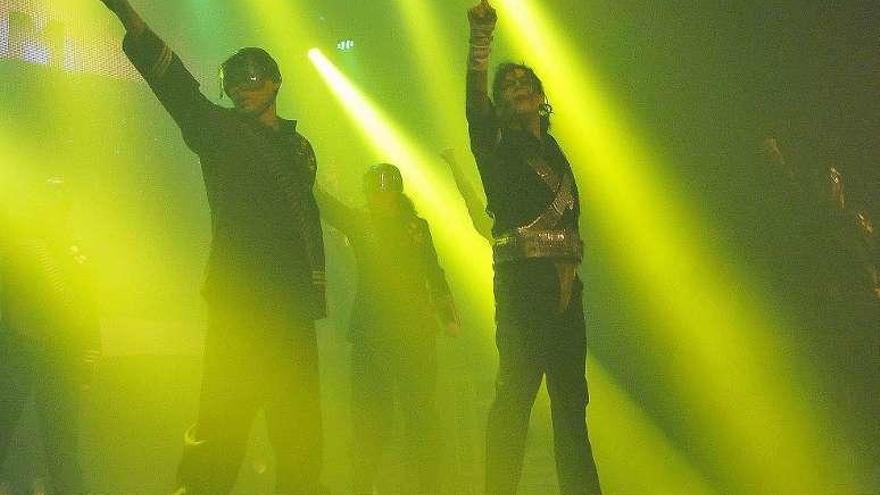 El &quot;moonwalk&quot; de Michael Jackson llega al teatro Vital Aza de Lena