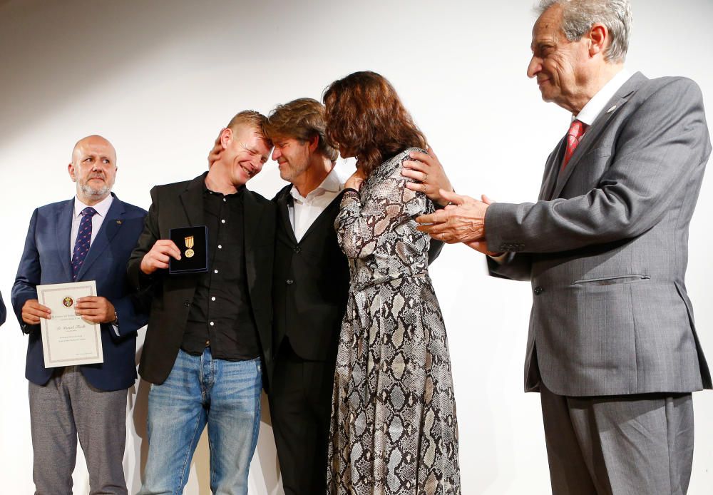 El ciclista Daniel Thielk, junto con David Robinson, padre de Úrsula y Artur, y su cuñada Bel Literas