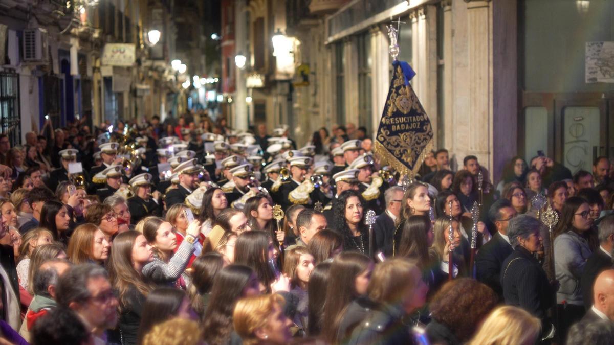La banda del Resucitado de Badajoz durante su acompañamiento al Cristo del Descendimiento de San Andrés este Miércoles Santo.
