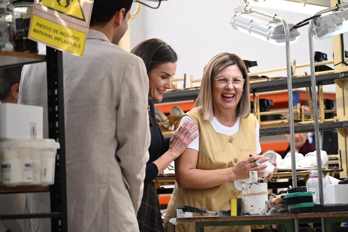 La reina Letizia visita la fábrica de calzado de la firma Pedro García