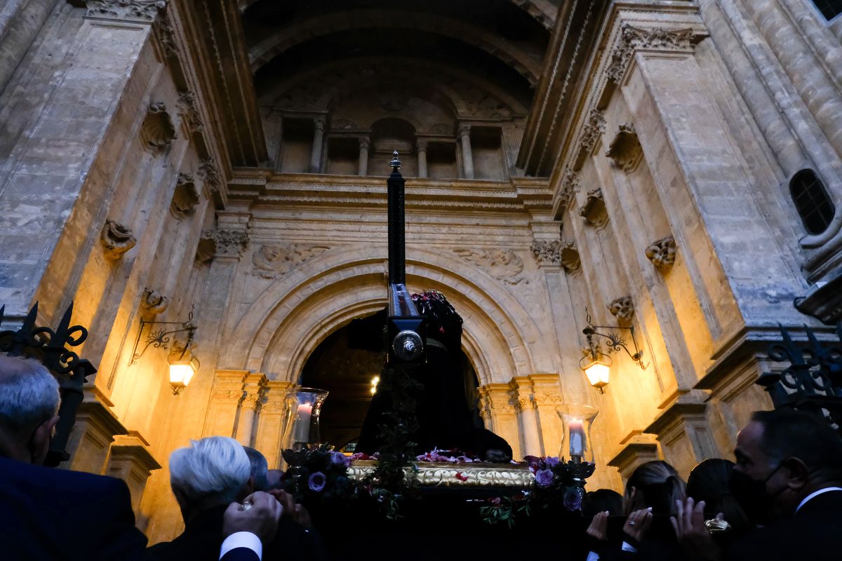 Madrugada de traslados para la veneración 'El Verbo Encarnado' en la Catedral