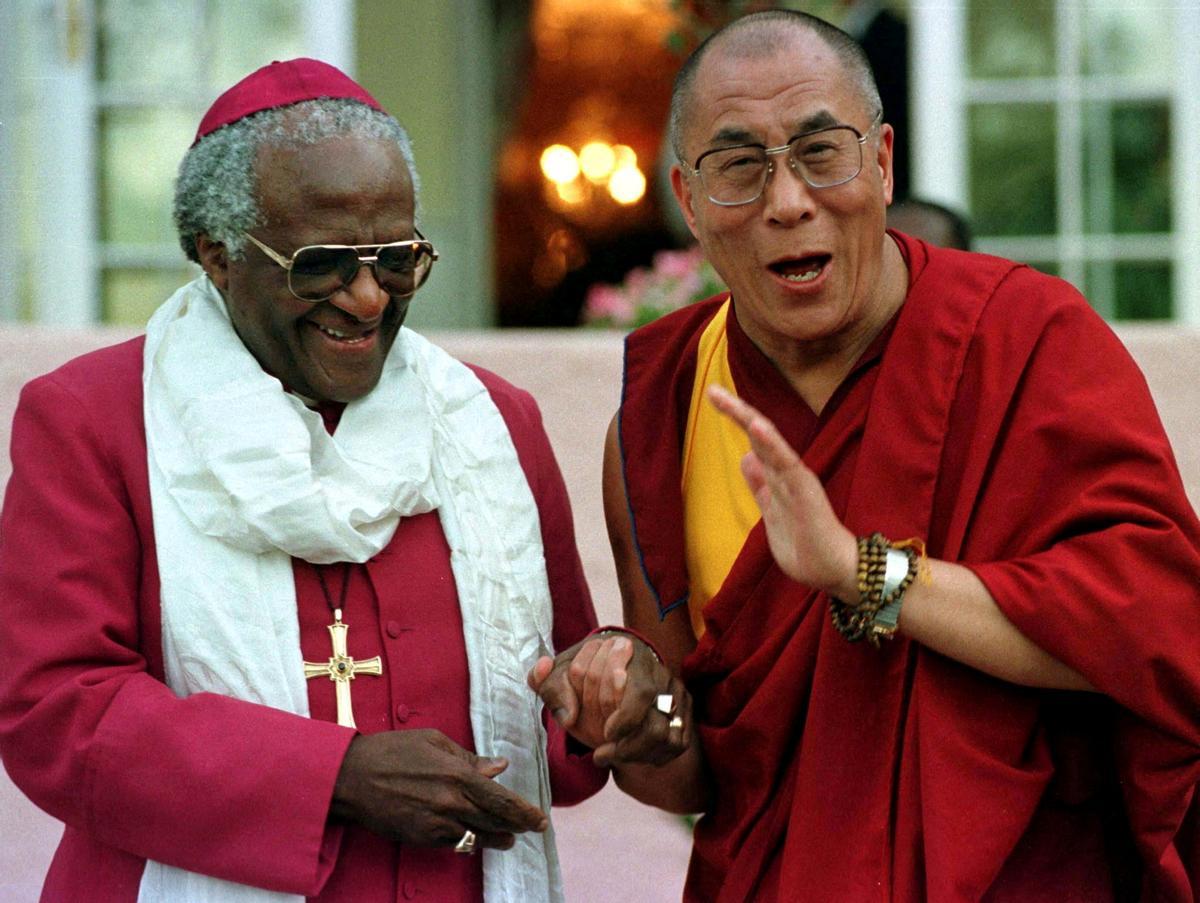 Desmond Tutu, en actitud distendida junto al Dalai Lama, en agosto de 1996.