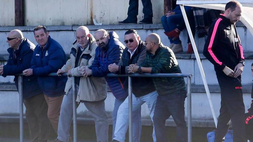 Álvaro López, junto al banquillo, ayer con José Luis Tamargo, José Ramón Cañedo y Juanjo Prendes.