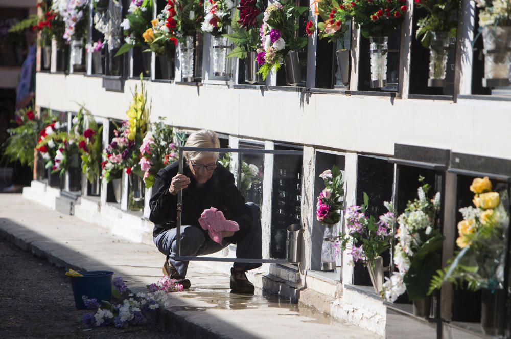 Homenaje a los difuntos en el cementerio de Castelló