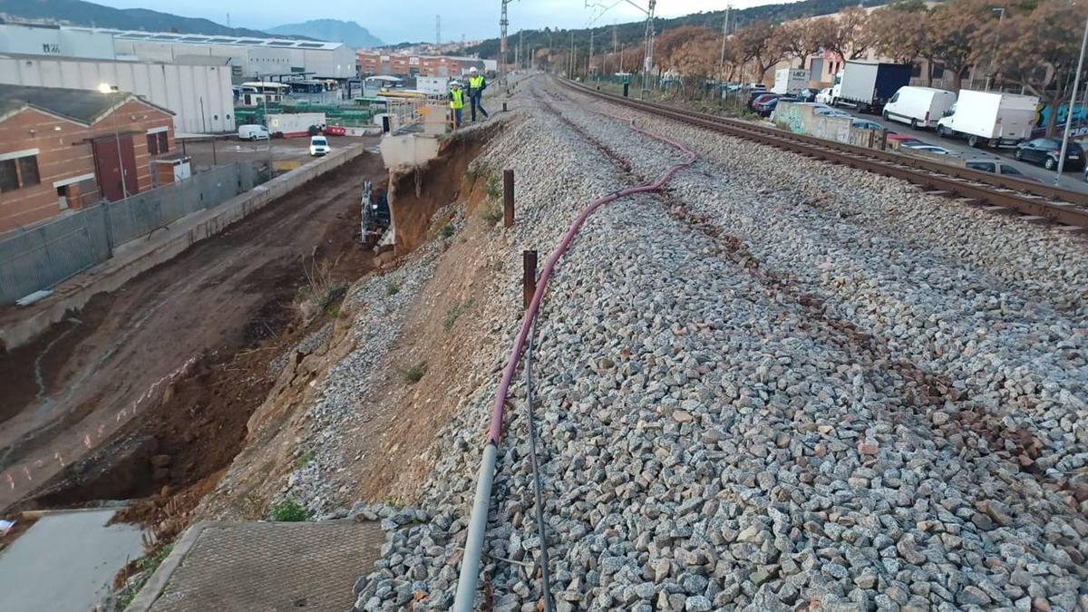 El terraplén que ha cedido junto a la R4 en Sant Feliu