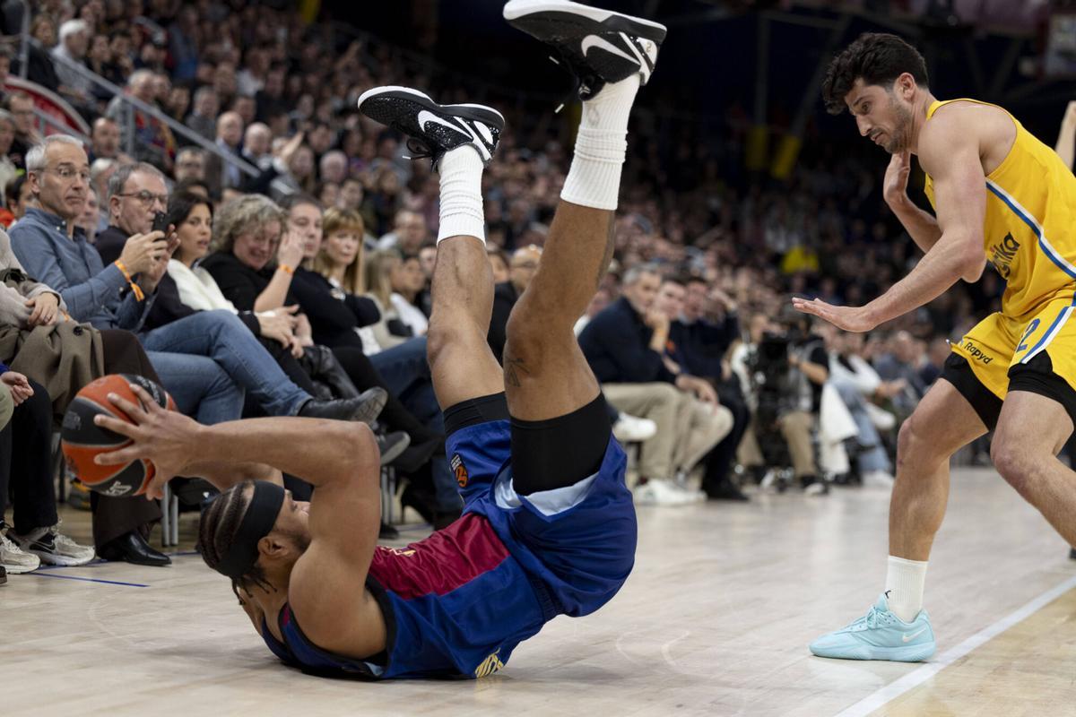 Justin Anderson, en el suelo, buscando un pase.