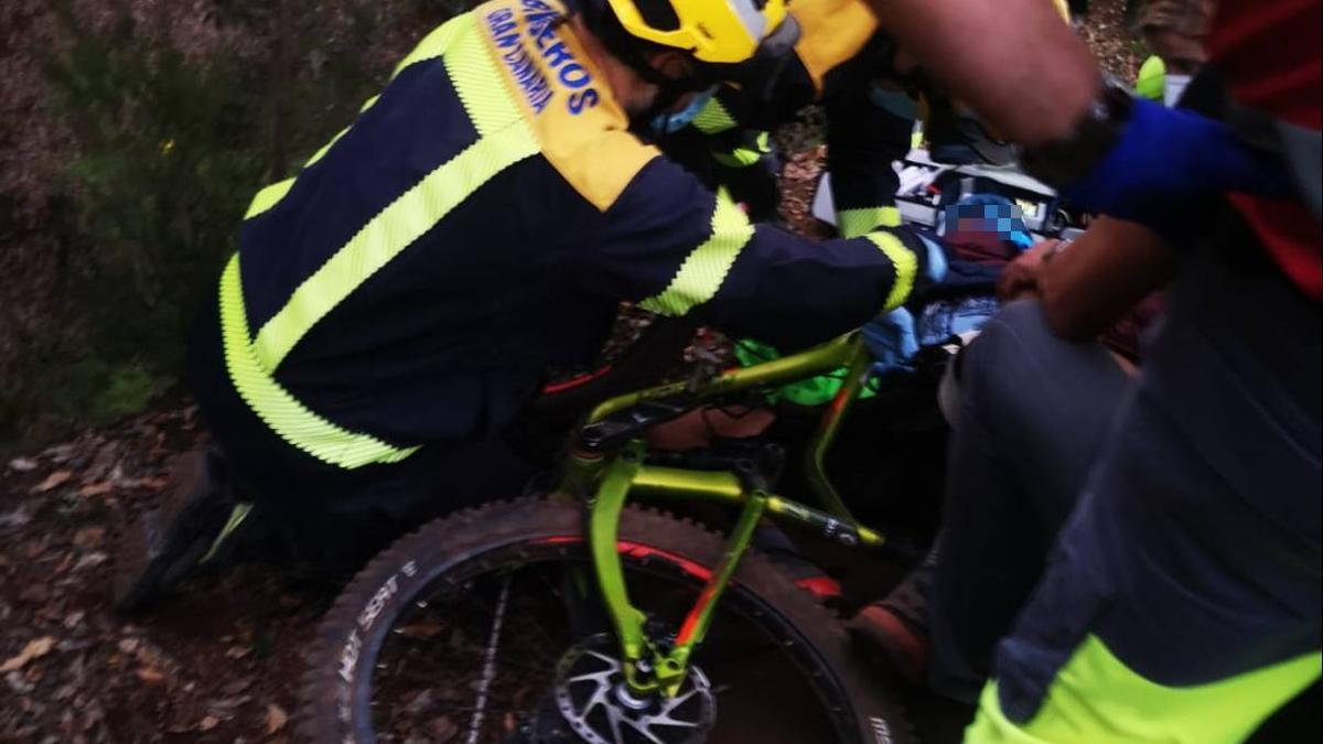 Un joven sufre una caída con una bicicleta y se clava el manillar en el muslo en Teror